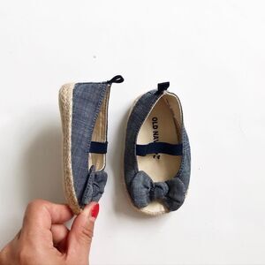 Old Navy chambray bow espadrilles EUC size 3-6 (2)